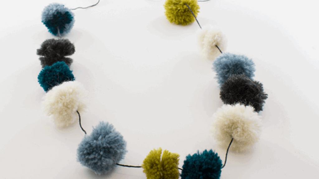 To a pom-pom garland is a creative weekend project that both young and old can get to Find inspiration on sostrenegrene.com. | Søstrene
