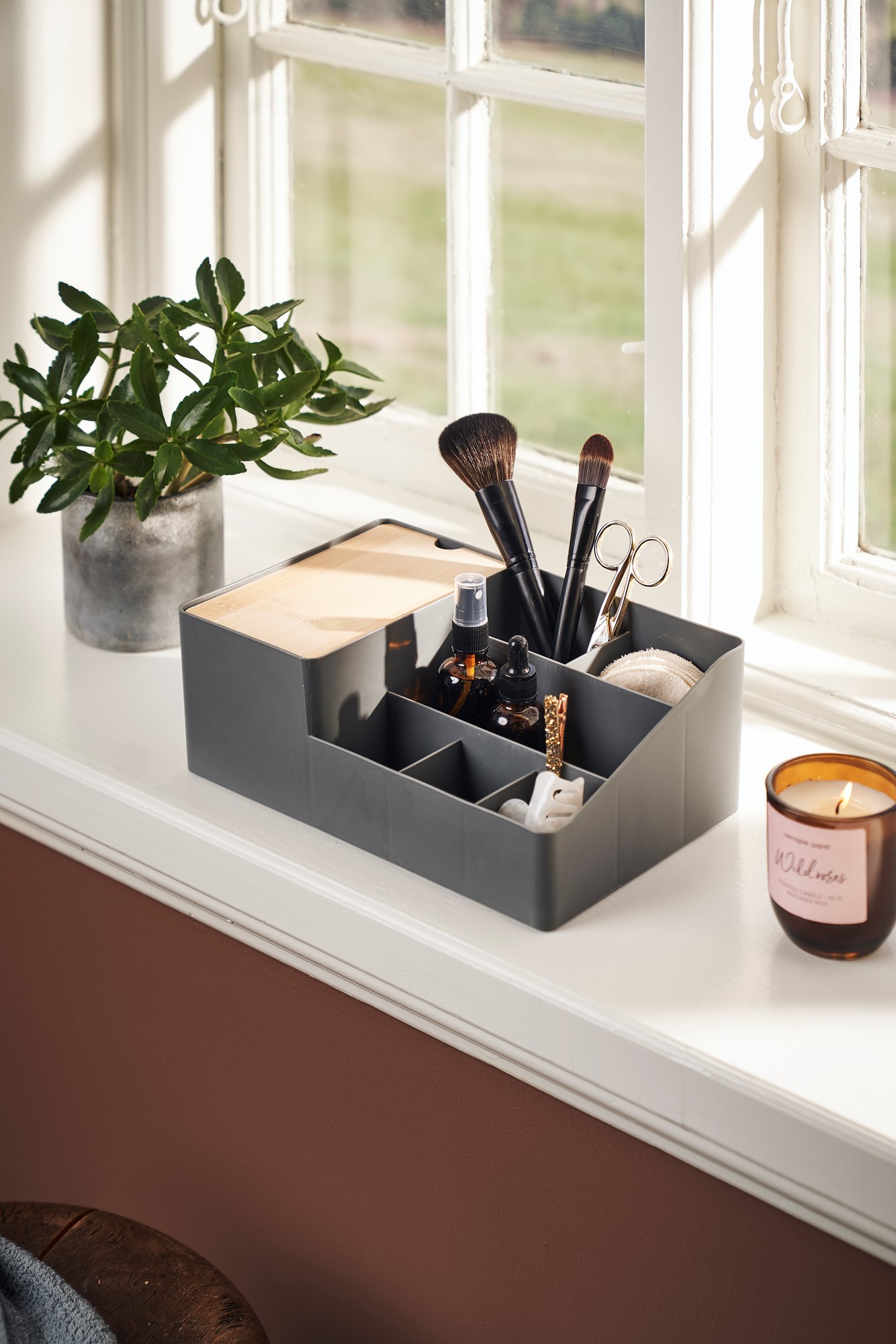 MakeupCaddy Polypropylen/Bambus. 27,5 x 17 x 10 cm. Søstrene Grene