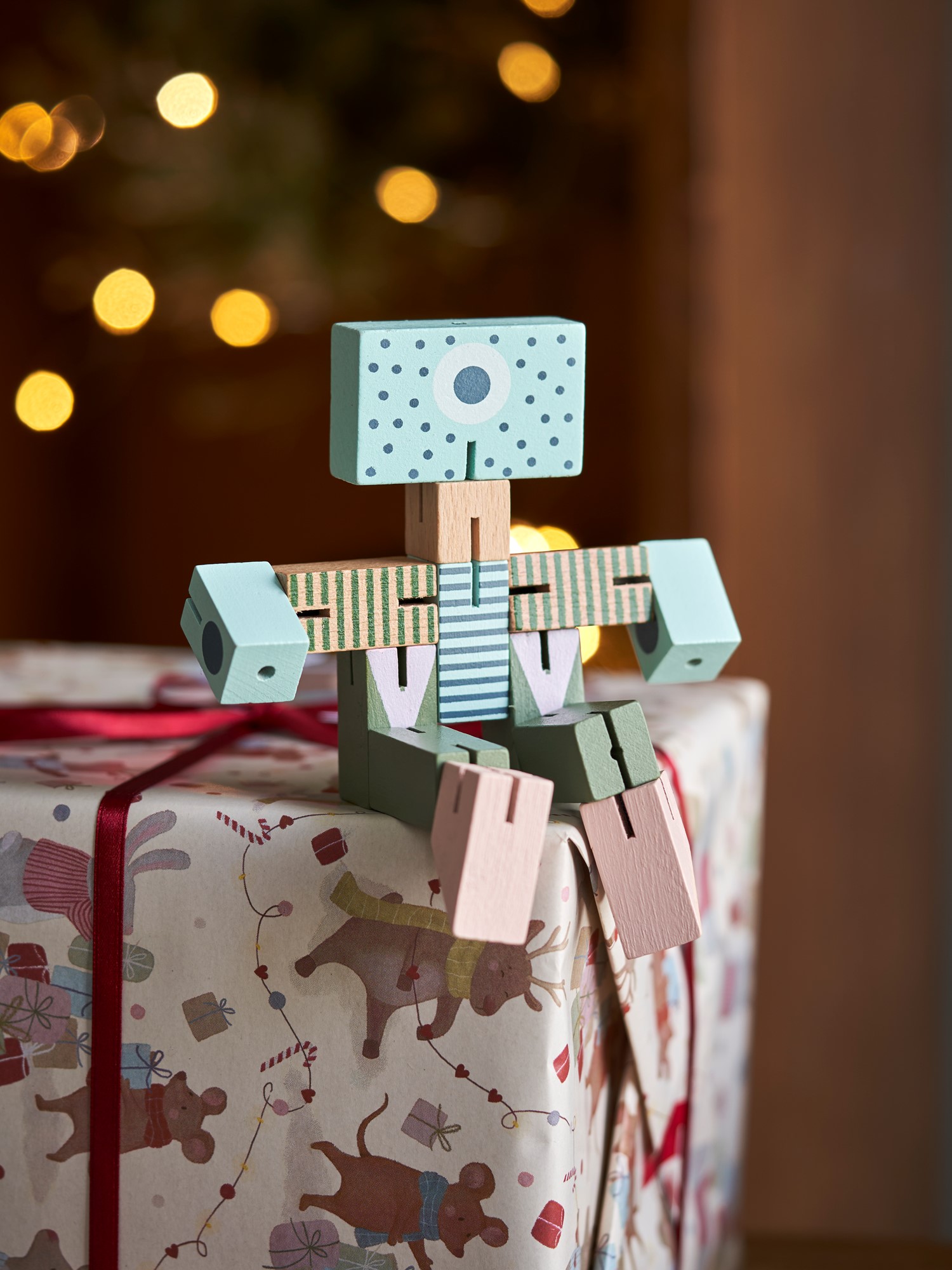 Wooden toy robot Beech wood. 13.5 x 1.5 x 17 cm. Søstrene Grene