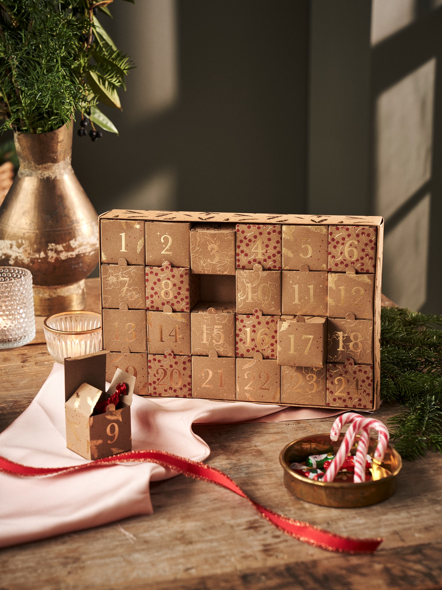 Calendrier de Noël à réaliser soimême Papier. 20,5 x 5 x 30,5 cm. 24 boîtes. Søstrene Grene