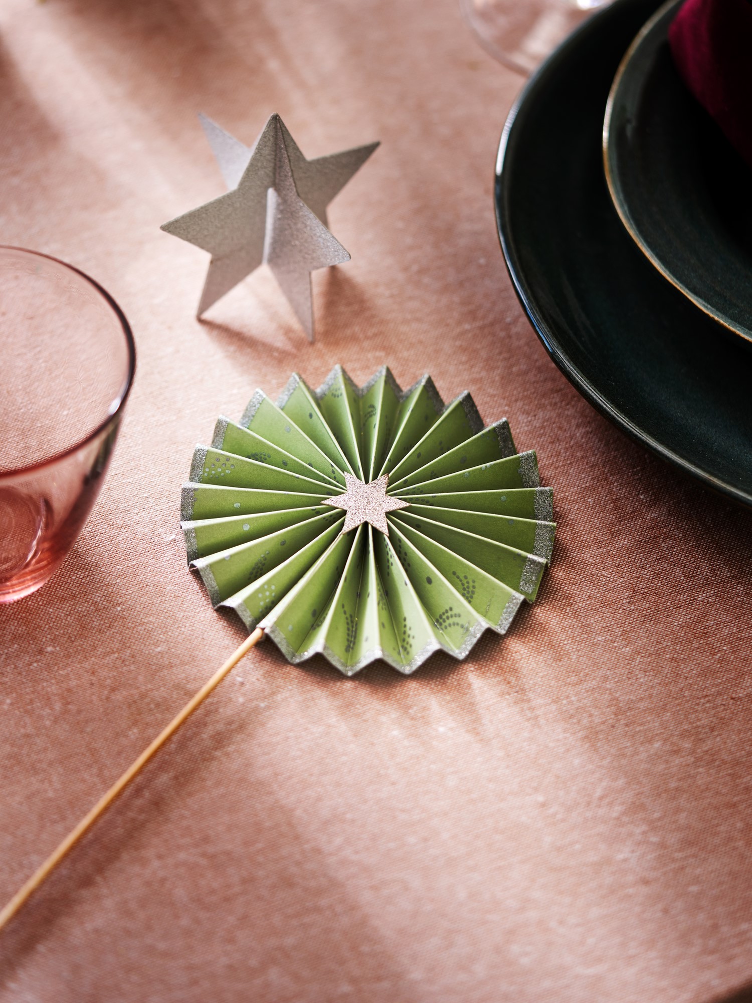 Paper fan on stick Paper/bamboo. Ø10.5 cm. Søstrene Grene