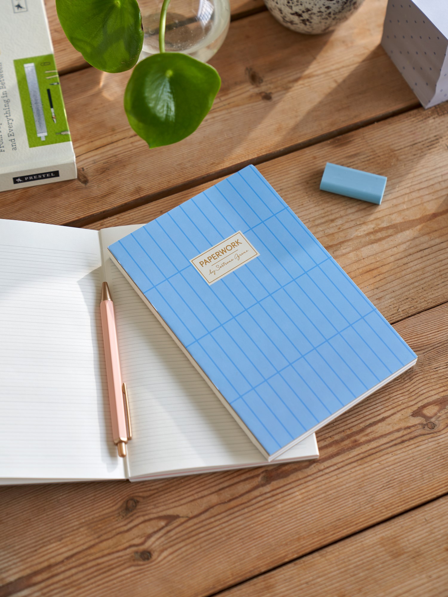 Lined notebook Paper/cardboard. 13.5 x 20.6 x 1.5 cm. Hardcover