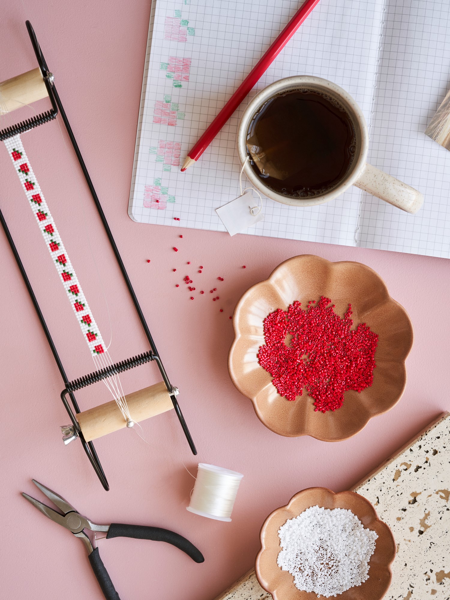 Beading loom Pinewood/iron. 30 x 8 x 7.5 cm. Søstrene Grene