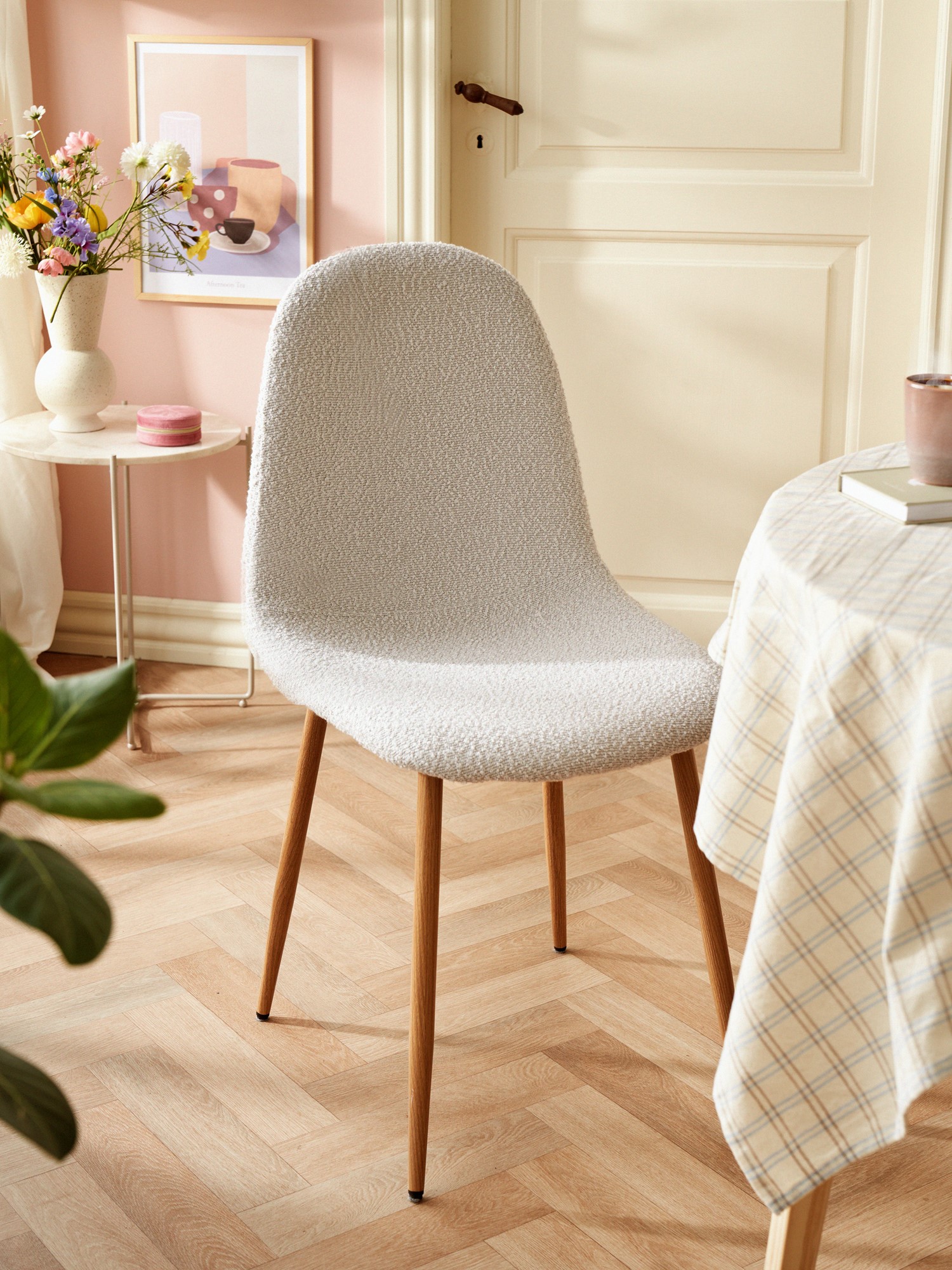 Chairs | Find dining chairs and velvet chairs | Søstrene Grene
